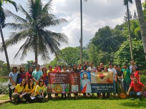 Foto bersama sebelum kembali ke Gereja Hati Kudus, Kramat.