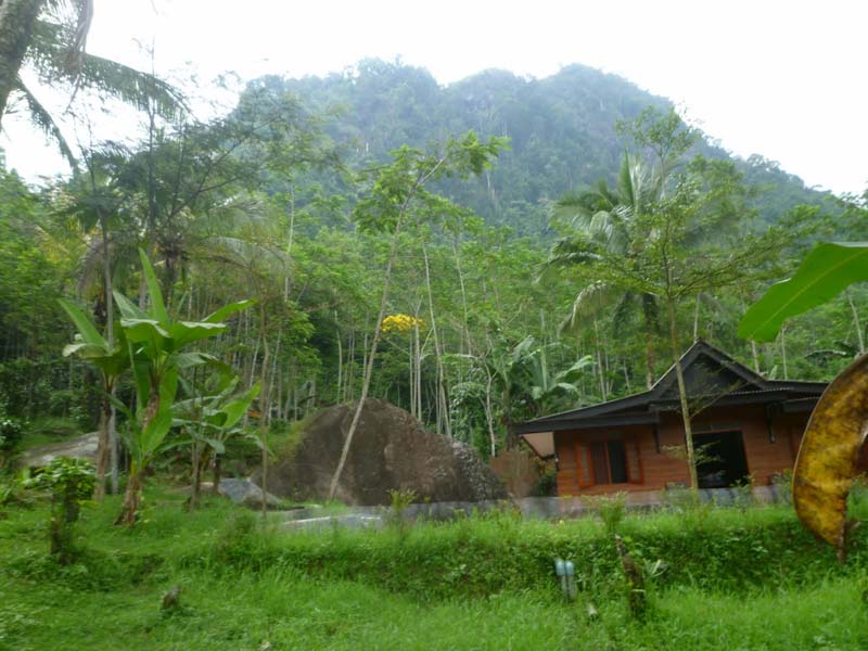 Contoh gubuk yang dibangun kecil-kecil untuk para pertapa