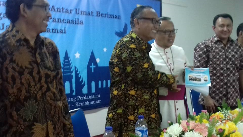 Ketua FKUB DKI Prof. Kiyai Ahmad Syafi’I Mufid memberikan buku hasil dialog antarumat beragama kepada Mgr. Ign. Suharyo, usai dialog.