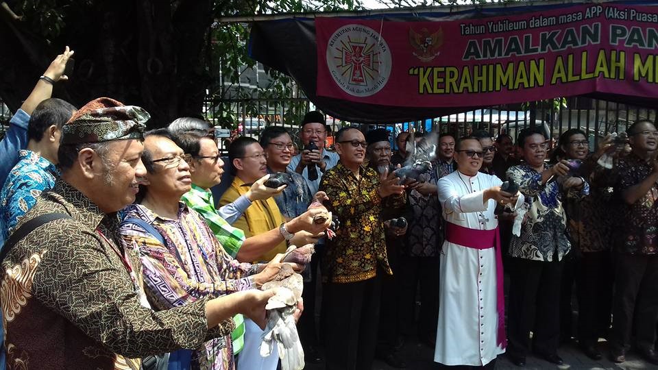 Pelepasan Merpati Perdamaian oleh para Perwakilan Majelis Agama-agama