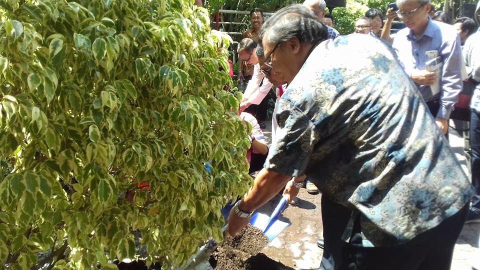 Penanam Pohon Perdamaian di halaman Gereja Bunda Hati Kudus Kemakmuran oleh Para Perwakilan Majelis agama.