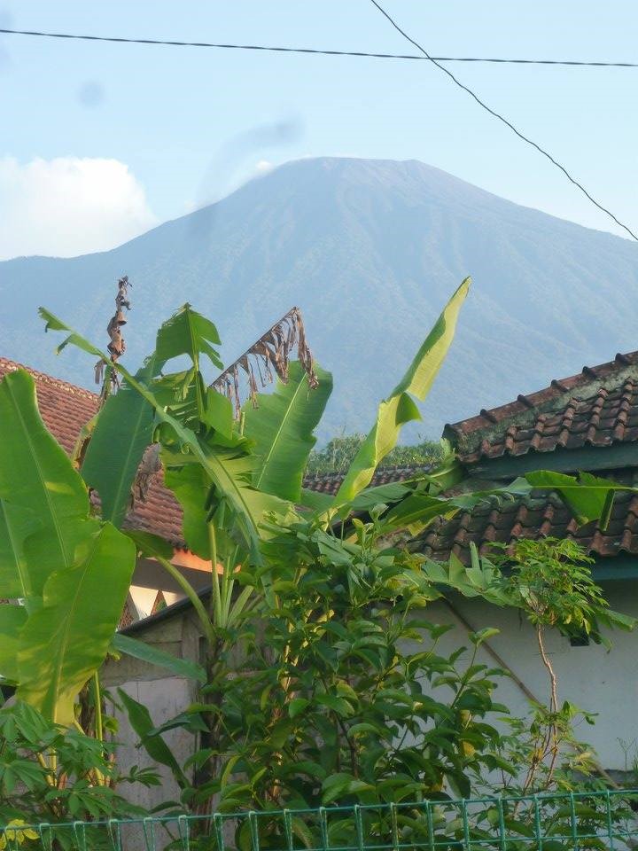 Gunung Slamat  memberikan signal setiap kali ada pergantian pimpinan nasional. Bila ada kisruh gunung akan meletus dan kalau kondisinya aman gunung pun tenang kembali