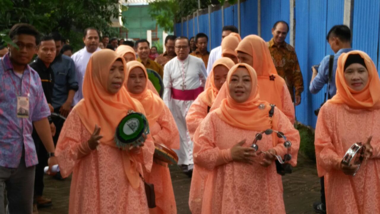 Walikota Bekasi Dr. H. Rahmat Effendi, Perayaan HUT Paroki Kranji ke 25, ibu-ibu berjilbab, musik qosidah, musik qasidah, uskup suharyo, 