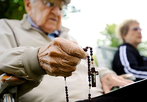 Ilustrasi - www.catholiccourier.com (Para Lansia Berdoa Rosario)