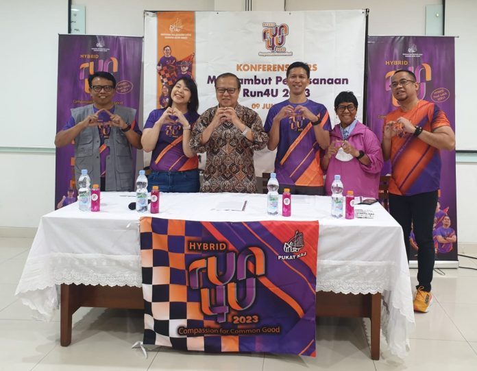 Dari kiri ke kanan: Direktur Lembaga Daya Dharma (LDD) KAJ - Romo A Suyadi, SJ, Ketua Panitia Run4U 2023 Ken Prita Sitasari, Uskup Keuskupan Agung Jakarta Ignatius Kardinal Suharyo, Direktur Jesuit Refugee Service (JRS) Indonesia Romo Martinus Dam Febrianto, SJ, moderator Hermien Kleden, dan Ketua 1 PUKAT KAJ Reymund Levy setelah memberikan keterangan pers terkait pelaksaan Run4U 2023 di ruang Maria-Josep Gereja Katedral Jakarta, Jumat, 9 Juni 2023.